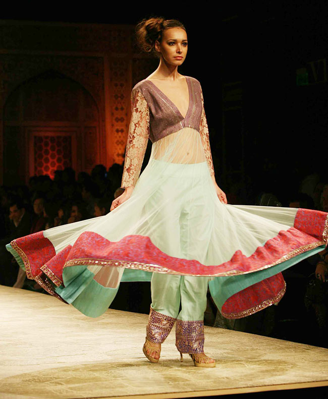 WIFW: मनीष मल्‍होत्रा ने दिल्‍ली में बिखेरा कश्‍मीर का जादू