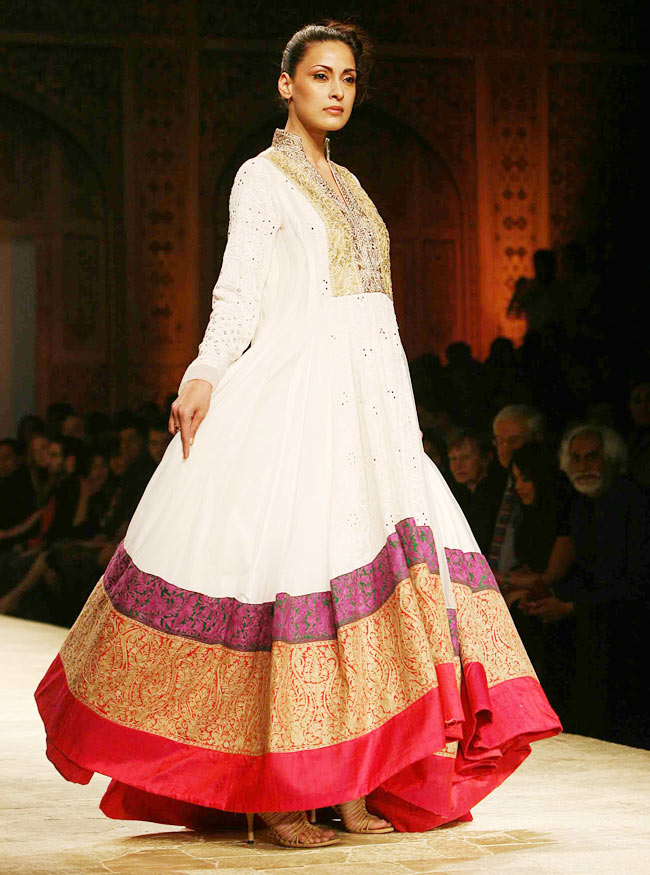 WIFW: मनीष मल्‍होत्रा ने दिल्‍ली में बिखेरा कश्‍मीर का जादू