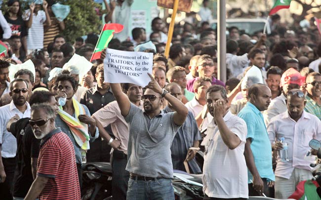 मालदीव में मोहम्मद नशीद के इस्तीफे के बाद हिंसा-प्रदर्शन