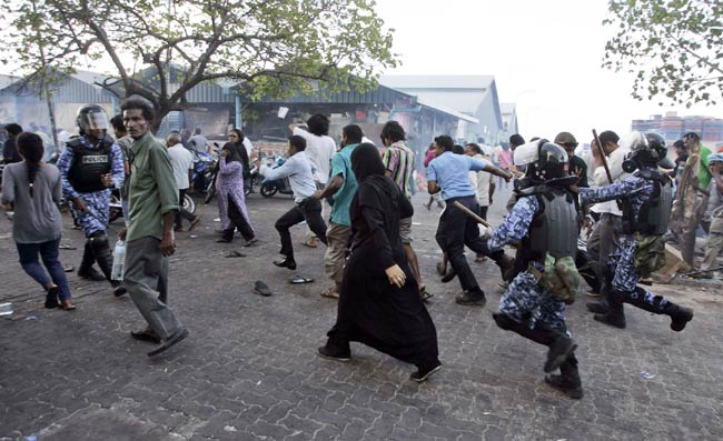 मालदीव में मोहम्मद नशीद के इस्तीफे के बाद हिंसा-प्रदर्शन