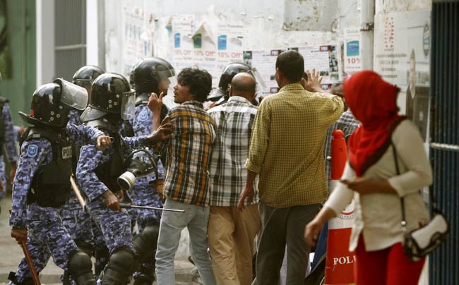 मालदीव में मोहम्मद नशीद के इस्तीफे के बाद हिंसा-प्रदर्शन