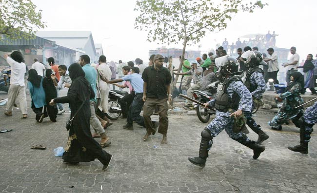 मालदीव में मोहम्मद नशीद के इस्तीफे के बाद हिंसा-प्रदर्शन