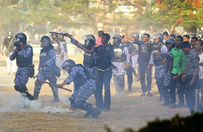 मालदीव में मोहम्मद नशीद के इस्तीफे के बाद हिंसा-प्रदर्शन