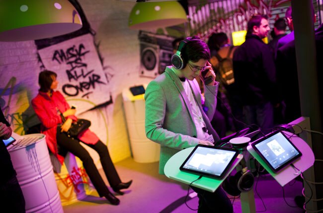 तस्‍वीरों में 'मोबाइल वर्ल्‍ड कांग्रेस' की झलकियां...