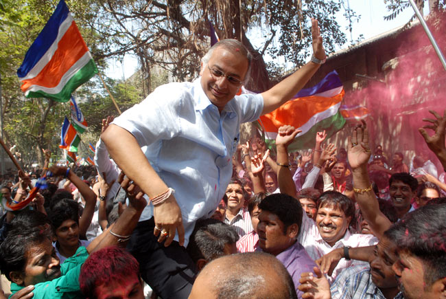 17 फरवरी 2012: तस्‍वीरों में देखें दिनभर की बड़ी खबरें | पढ़ें