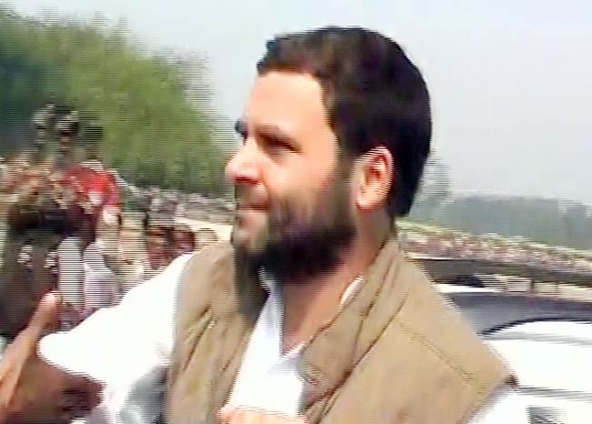 12 फरवरी 2012: तस्‍वीरों में देखें दिनभर की बड़ी खबरें