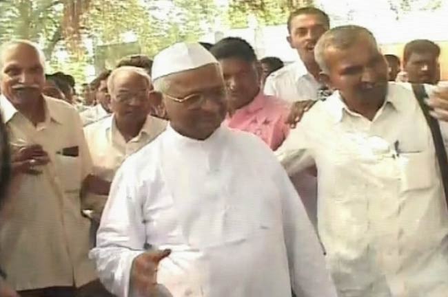 27 फरवरी 2012: तस्‍वीरों में देखें दिनभर की बड़ी खबरें