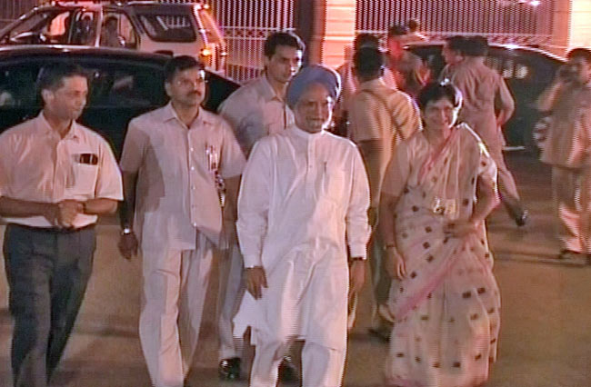 22 फरवरी 2012: तस्‍वीरों में देखें दिनभर की बड़ी खबरें | पढ़ें