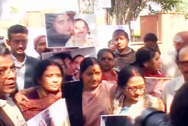 27 फरवरी 2012: तस्‍वीरों में देखें दिनभर की बड़ी खबरें