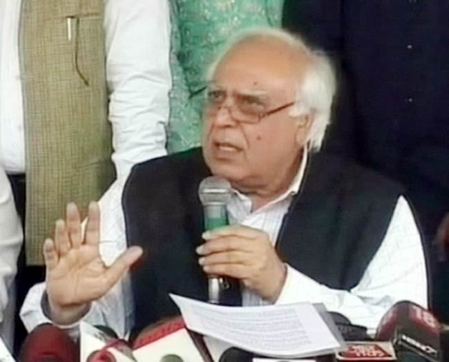 12 फरवरी 2012: तस्‍वीरों में देखें दिनभर की बड़ी खबरें