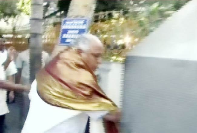 27 फरवरी 2012: तस्‍वीरों में देखें दिनभर की बड़ी खबरें