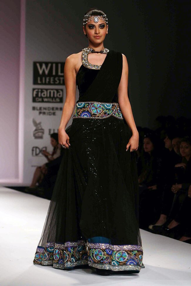 विल्‍स इंडिया फैशन वीक में मॉडलों का धमाल...| अन्‍य तस्‍वीरें