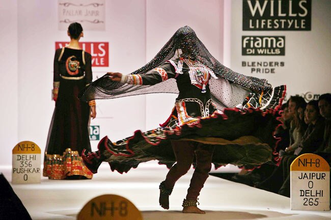 विल्‍स इंडिया फैशन वीक में मॉडलों का धमाल...| अन्‍य तस्‍वीरें