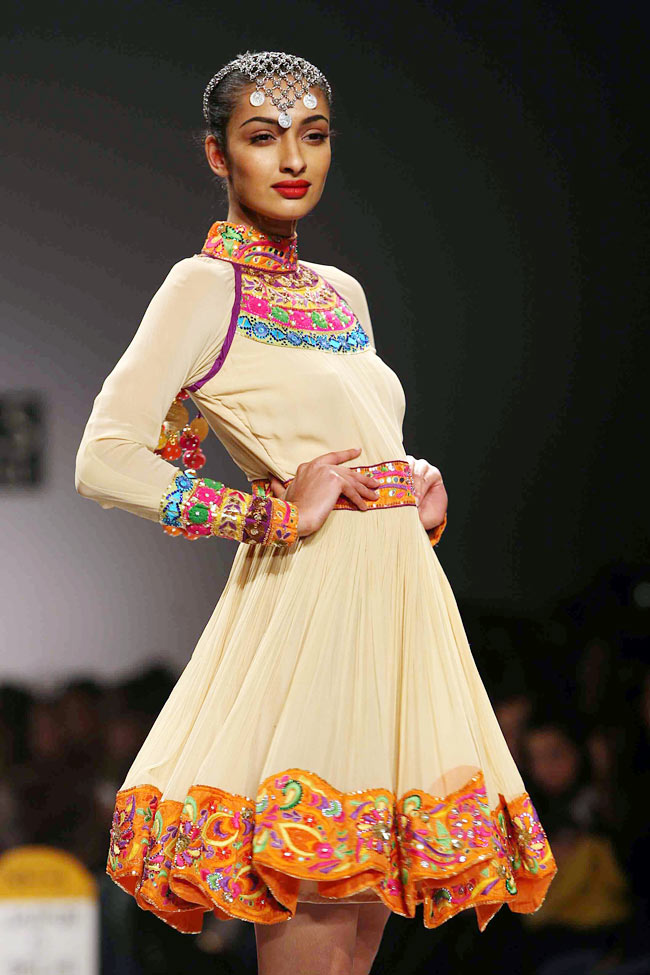 विल्‍स इंडिया फैशन वीक में मॉडलों का धमाल...| अन्‍य तस्‍वीरें