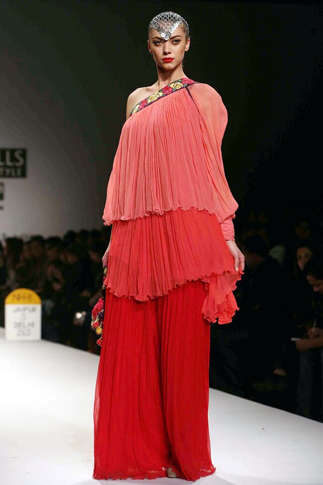 विल्‍स इंडिया फैशन वीक में मॉडलों का धमाल...| अन्‍य तस्‍वीरें