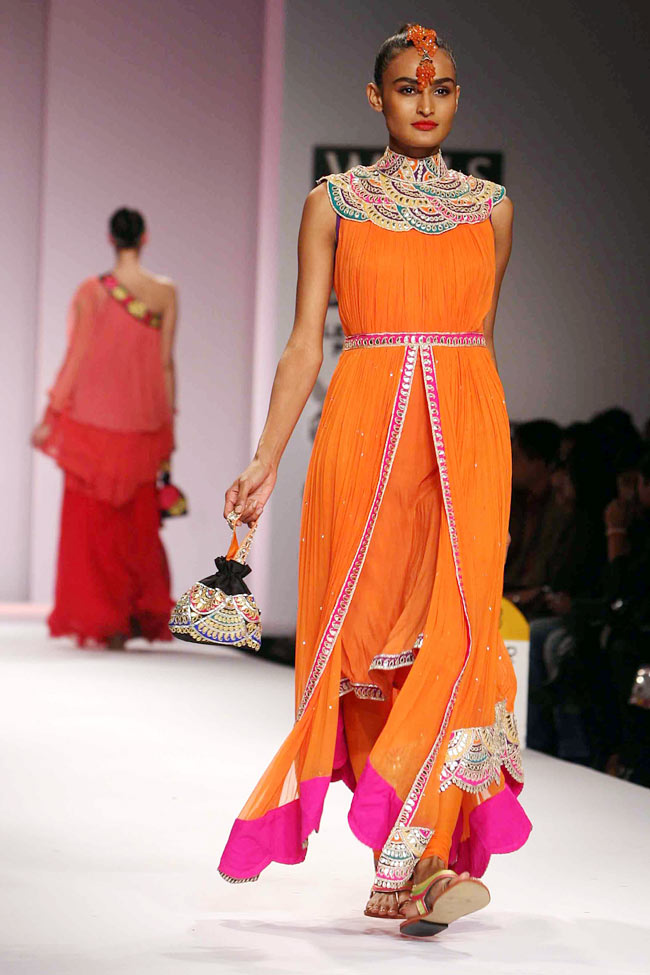 विल्‍स इंडिया फैशन वीक में मॉडलों का धमाल...| अन्‍य तस्‍वीरें