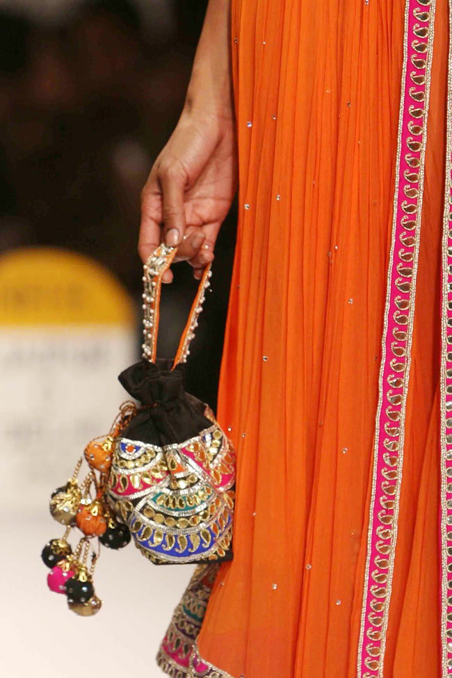 विल्‍स इंडिया फैशन वीक में मॉडलों का धमाल...| अन्‍य तस्‍वीरें