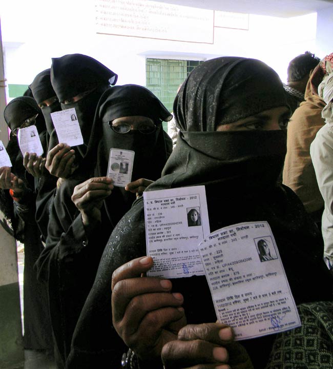 तस्‍वीरों में यूपी के चुनावी घमासान का दूसरा दौर...