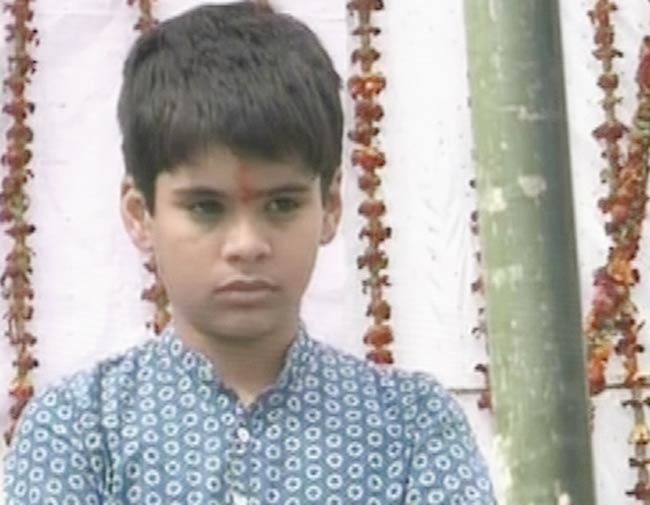 चुनावी सभा में मंच पर दिखी प्रियंका की संतानें...