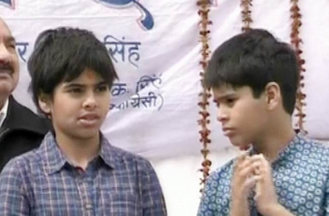 चुनावी सभा में मंच पर दिखी प्रियंका की संतानें...