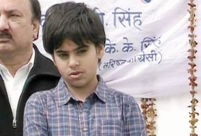 चुनावी सभा में मंच पर दिखी प्रियंका की संतानें...