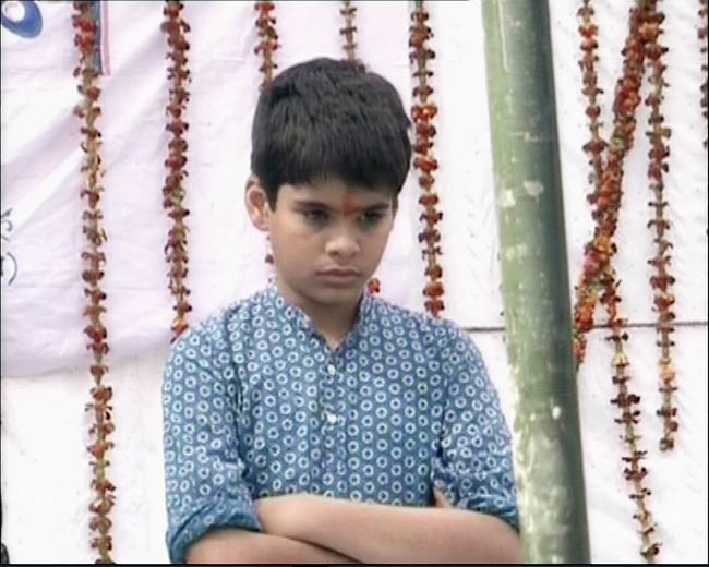 चुनावी सभा में मंच पर दिखी प्रियंका की संतानें...