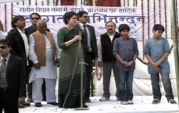 चुनावी सभा में मंच पर दिखी प्रियंका की संतानें...