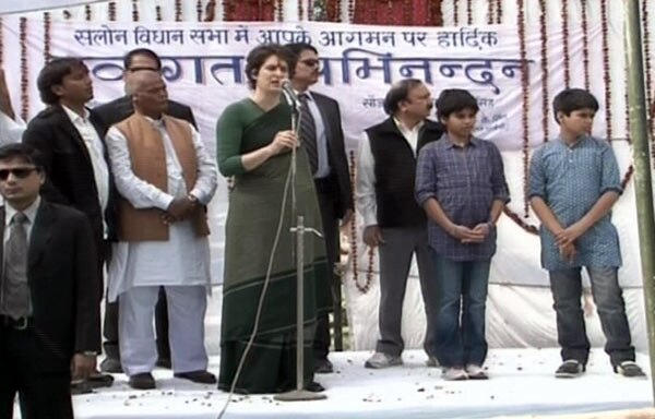 चुनावी सभा में मंच पर दिखी प्रियंका की संतानें...