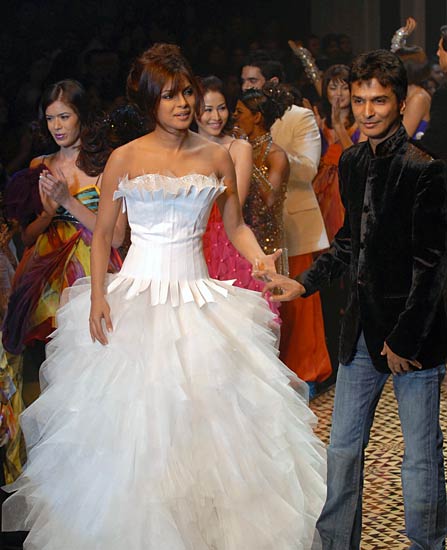 प्रियंका के हेयर स्टाइल के क्या कहने | प्रियंका की अदा