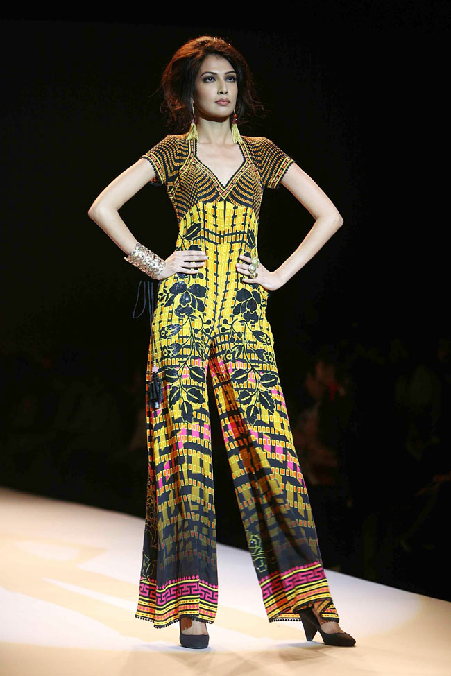 विल्‍स इंडिया फैशन वीक में मॉडलों का धमाल...| अन्‍य तस्‍वीरें