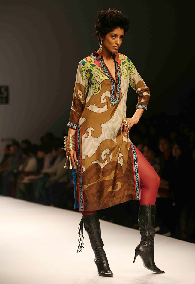 विल्‍स इंडिया फैशन वीक में मॉडलों का धमाल...| अन्‍य तस्‍वीरें