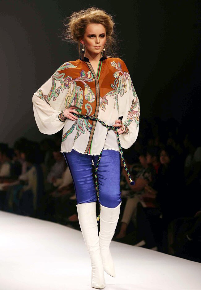 विल्‍स इंडिया फैशन वीक में मॉडलों का धमाल...| अन्‍य तस्‍वीरें