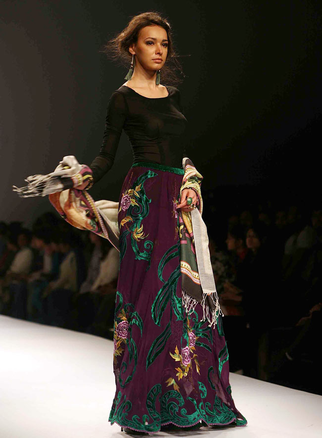 विल्‍स इंडिया फैशन वीक में मॉडलों का धमाल...| अन्‍य तस्‍वीरें