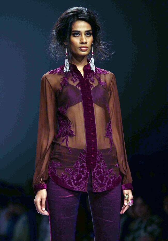 विल्‍स इंडिया फैशन वीक में मॉडलों का धमाल...| अन्‍य तस्‍वीरें