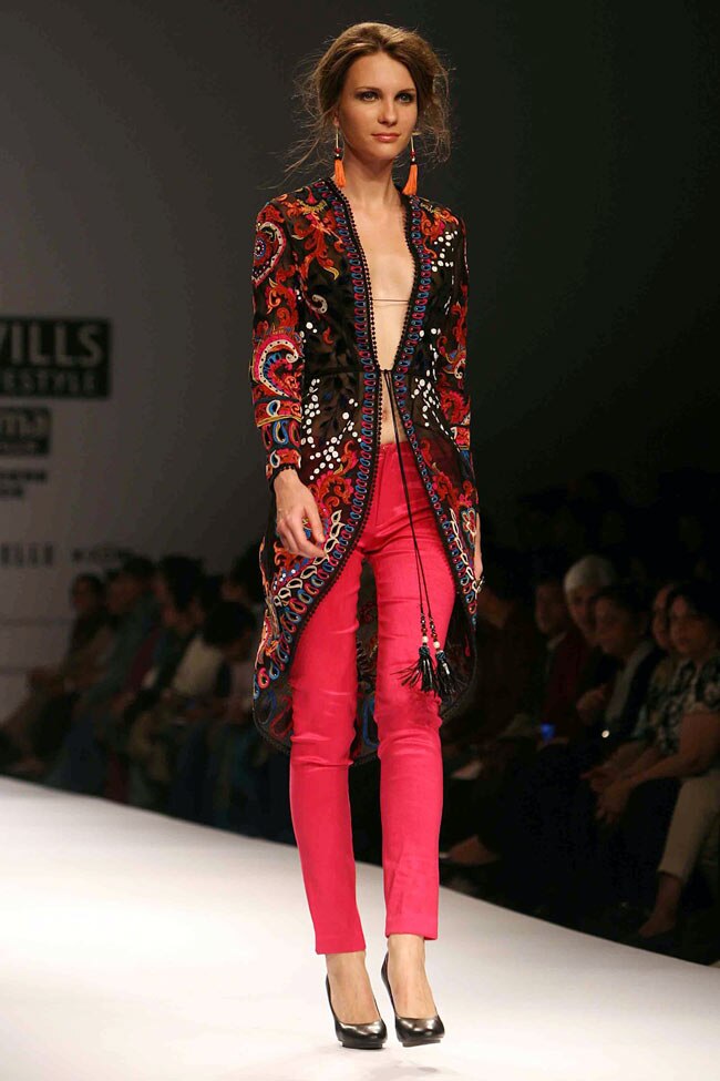 विल्‍स इंडिया फैशन वीक में मॉडलों का धमाल...| अन्‍य तस्‍वीरें