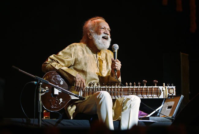 पं. रविशंकर के सितारवादन से मुग्‍ध हुए बैंगलोरवासी