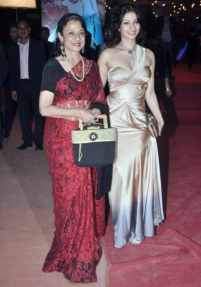 स्‍टारडस्‍ट अवॉर्ड की रात की रंगीनियां | बोल्‍ड होती बालाएं