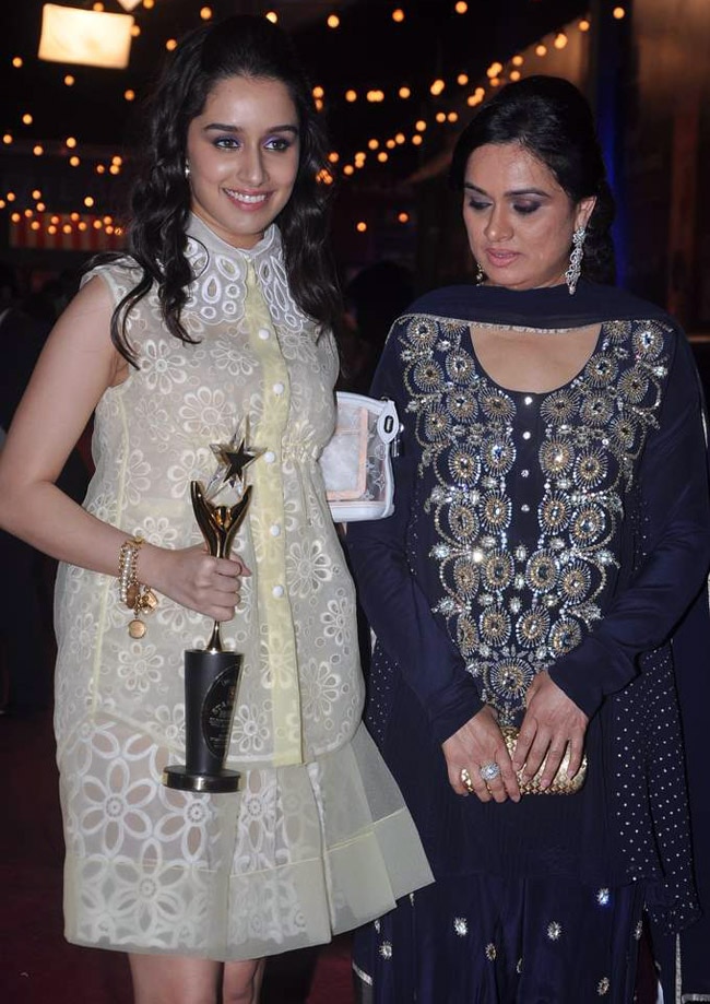 स्‍टारडस्‍ट अवॉर्ड की रात की रंगीनियां | बोल्‍ड होती बालाएं