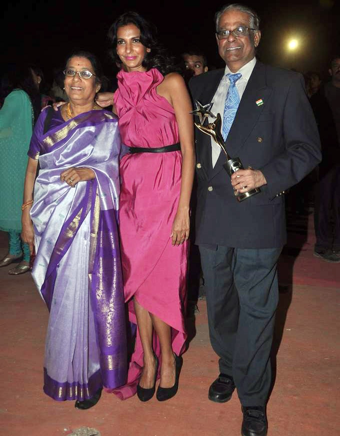 स्‍टारडस्‍ट अवॉर्ड की रात की रंगीनियां | बोल्‍ड होती बालाएं