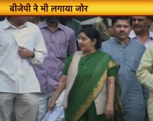 13 फरवरी 2012: तस्‍वीरों में देखें दिनभर की बड़ी खबरें