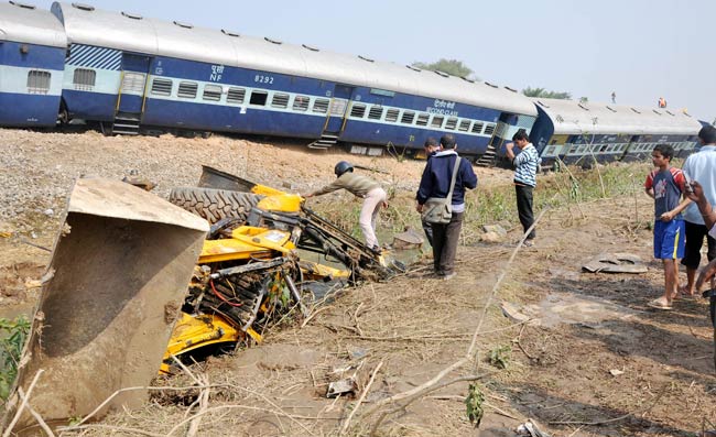 असम में पटरी से उतरी ट्रेन