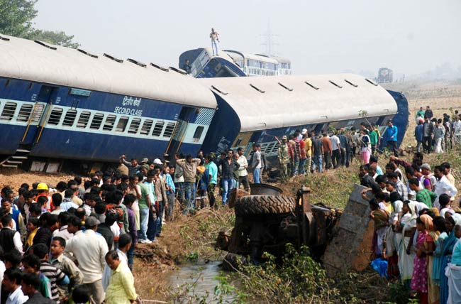 असम में पटरी से उतरी ट्रेन