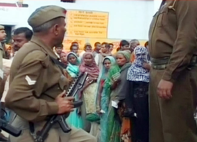 15 फरवरी 2012: तस्‍वीरों में देखें दिनभर की बड़ी खबरें | पढ़ें