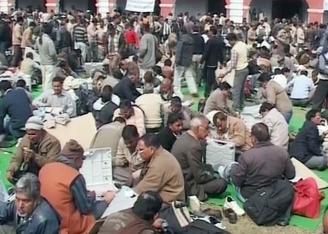 यूपी में शुरू हुआ चुनावी महादंगल