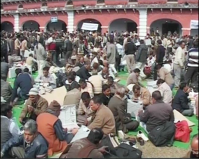 यूपी में शुरू हुआ चुनावी महादंगल