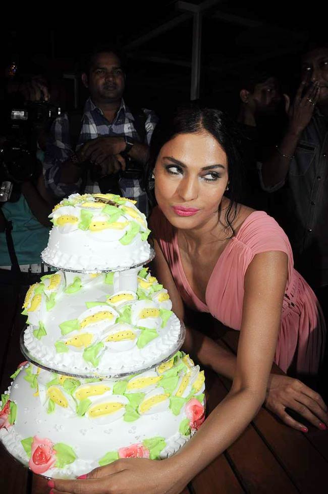 वीना मलिक की बर्थडे पार्टी | वीना की विवादित फोटो