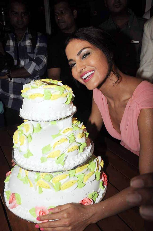 वीना मलिक की बर्थडे पार्टी | वीना की विवादित फोटो