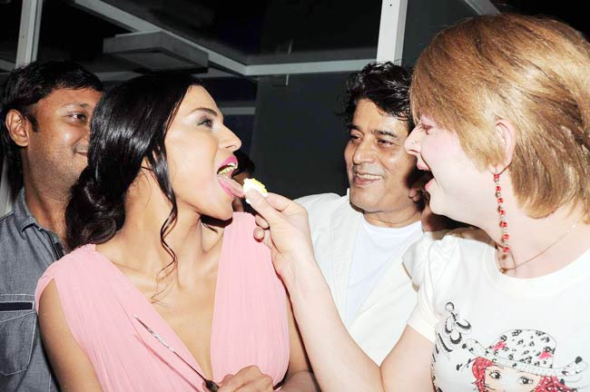 वीना मलिक की बर्थडे पार्टी | वीना की विवादित फोटो