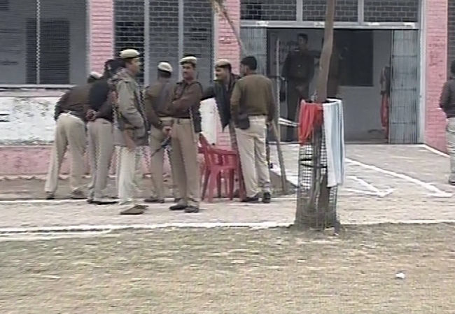 देखिए यूपी में छठे दौर की वोटिंग की तस्वीरें