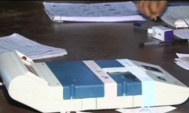 देखिए यूपी में छठे दौर की वोटिंग की तस्वीरें